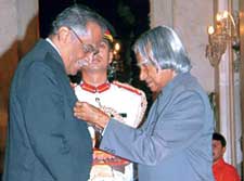 Dr. P. Namperumalsamy receiving the Award of Padmashree from Dr. APJ Abdul Kalam, President of India