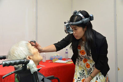  A diabetic patient receives a free eye exam at the screening event co-organized by HKOS and COHK.