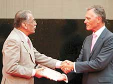 Dr. P. Namperumalsamy receiving the Antonio Champalimaud Vision Award for Aravind from Dr. Aníbal Cavaco Silva