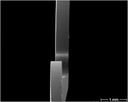 Evaluation of the microedge structure of the ZCB00 single-piece hydrophobic acrylic IOL. The arrows on the left show the area of analysis on each lens. The photos on the right are high magnification of the posterior-lateral edges of the lenses. 