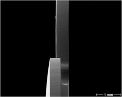 Evaluation of the microedge structure of the ZCB00 single-piece hydrophobic acrylic IOL. The arrows on the left show the area of analysis on each lens. The photos on the right are high magnification of the posterior-lateral edges of the lenses. 