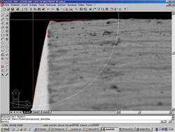 Evaluation of the microedge structure of the ZCB00 single-piece hydrophobic acrylic IOL. The arrows on the left show the area of analysis on each lens. The photos on the right are high magnification of the posterior-lateral edges of the lenses. 