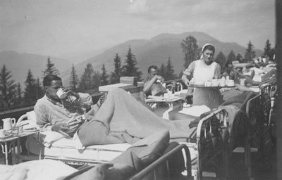 Patients lie outside Stolzalpe during the heliotherapy/climate therapy time.