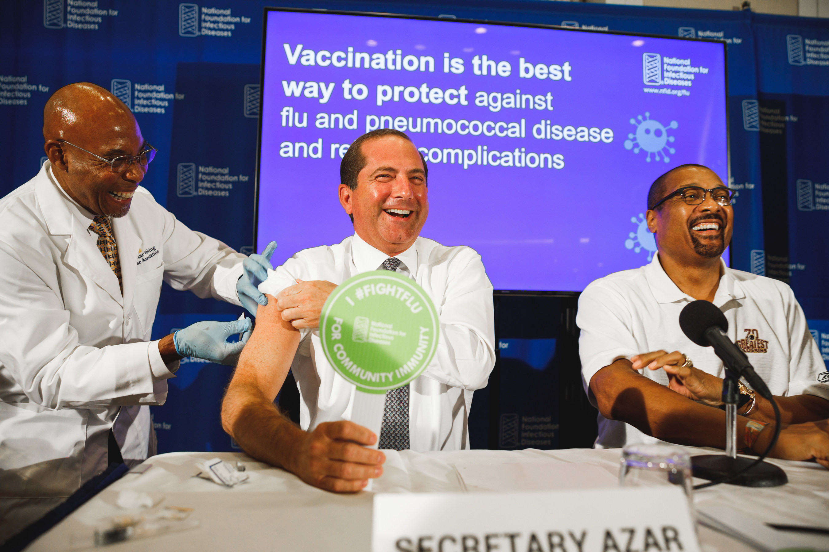 Photo of HHS Secretary Alex Azar recivieng a flu shot