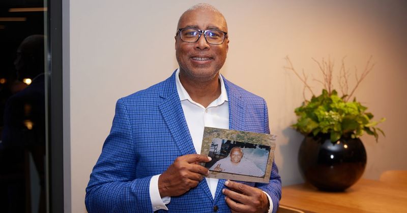 Former New York Yankees center fielder Bernie Williams holds a photograph of his father, who lost his battle with idiopathic pulmonary fibrosis in 2001.