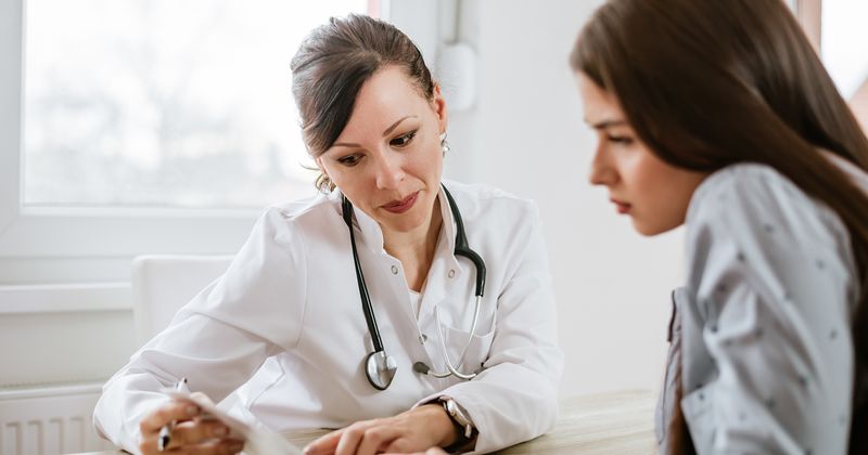 Doctor female patient teen_Adobe Stock_188725706