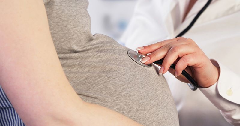 Pregnant woman and doctor (Shutterstock)