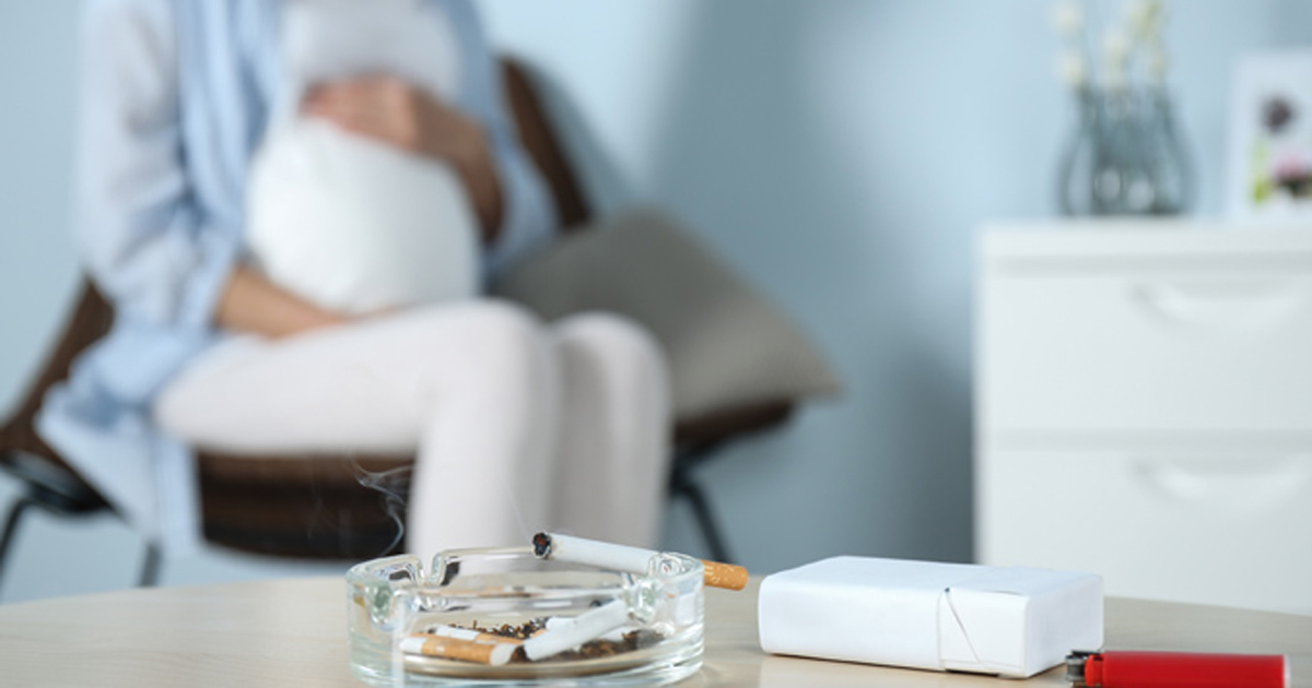 Photo of pregnant woman cigarrettes