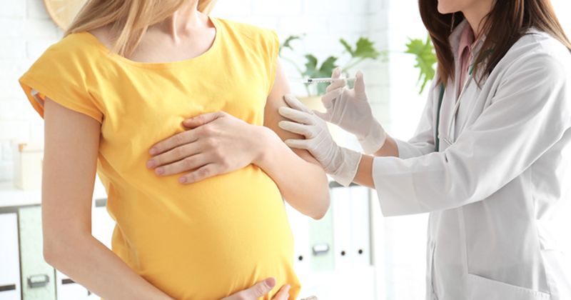 pregnant woman recieving flu shot