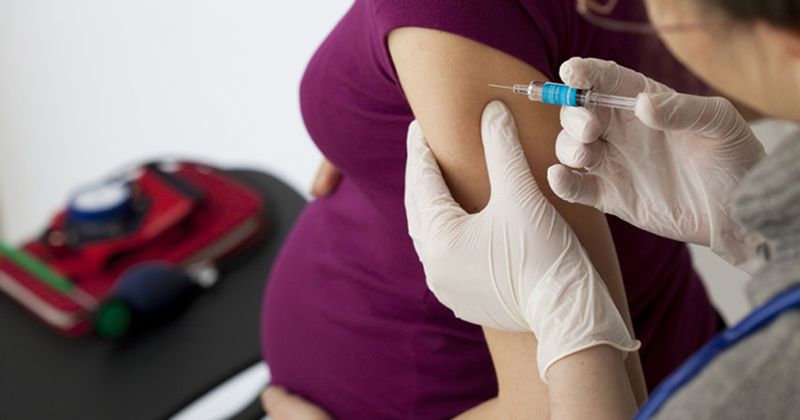 pregnant woman recieiving flu shot