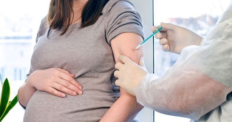 vaccine-injection-to-pregnant-woman_STOCK