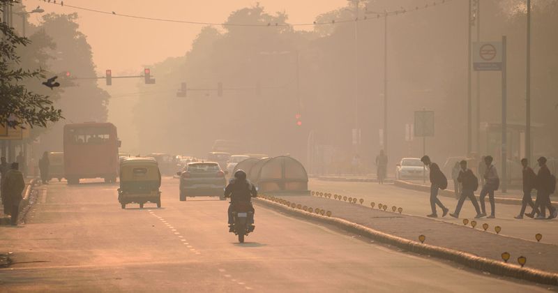 Cars and people in smog/air pollution